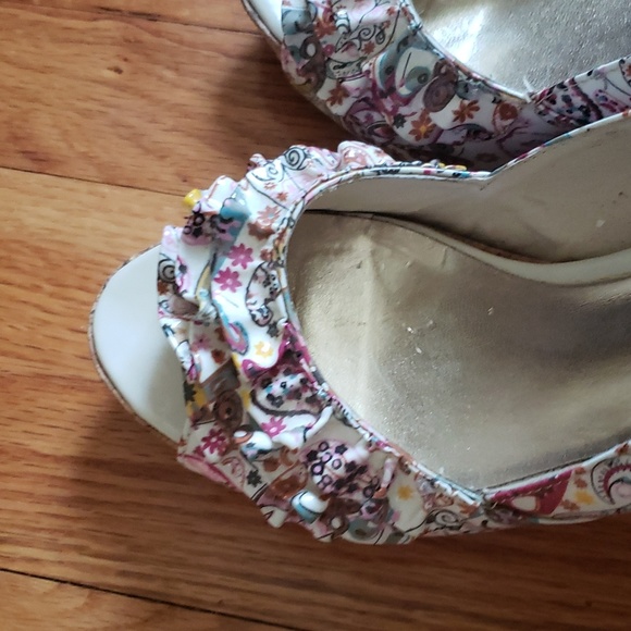 Steve Madden Wedge heels size 8M with paisley design - Picture 8 of 8
